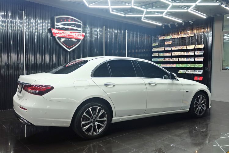 Mercedes-Benz E-Class 2021 E300e Sedan เบนซิน เกียร์อัตโนมัติ ขาว รูปที่ 4