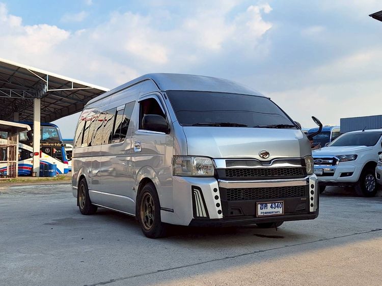 รถ Toyota Commuter 2.5 สี บรอนซ์เงิน