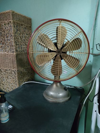 พัดลมโบราณงานเก่าเก็บ วัสดุเป็นเหล็กค่อนข้างที่จะหนัก ใช้งานได้ปกติ สามารถปรับระดับความเย็นได้ ส่ายไปส่ายมาได้ ลมเย็นมากๆใช้งานได้ดีเลย รูปที่ 2