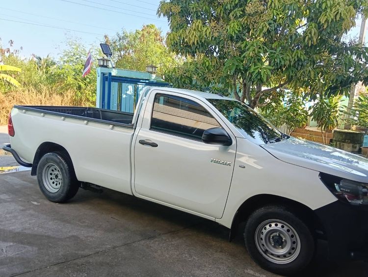 รถ Toyota Hilux Revo 2.4 E สี ขาว