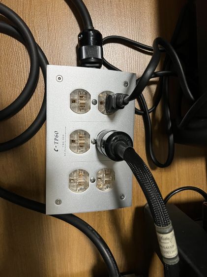 (ขายแล้วครับ) ขายปลั๊กกรองไฟ FURUTECH  รูปที่ 6