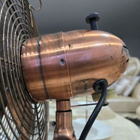 พัดลมวินเทจตั้งโต๊ะ งานเก่า สไตล์คลาสสิก
ขนาดใบพัด 13.5 นิ้ว เหมาะทั้ง ใช้งานจริง  ตั้งโชว์ แต่งร้านคาเฟ่  บ้านสไตล์วินเทจ ลอฟท์ รูปที่ 2