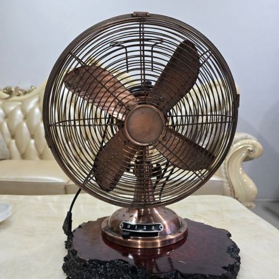 ของตกแต่งบ้านอื่นๆ พัดลมวินเทจตั้งโต๊ะ งานเก่า สไตล์คลาสสิก
ขนาดใบพัด 13.5 นิ้ว เหมาะทั้ง ใช้งานจริง  ตั้งโชว์ แต่งร้านคาเฟ่  บ้านสไตล์วินเทจ ลอฟท์