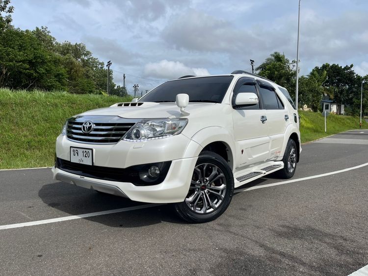 รถ Toyota Fortuner 3.0 TRD Sportivo 4WD สี ขาว