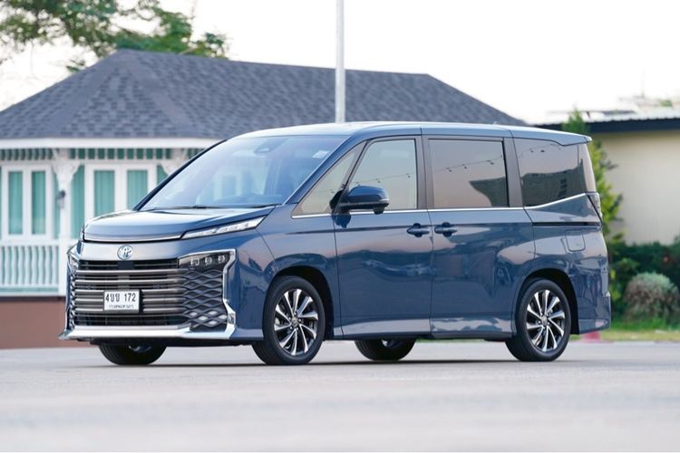 Toyota Voxy Hybrid SZ 1.8 ปี 2023 ไมล์ 33,xxx กิโล