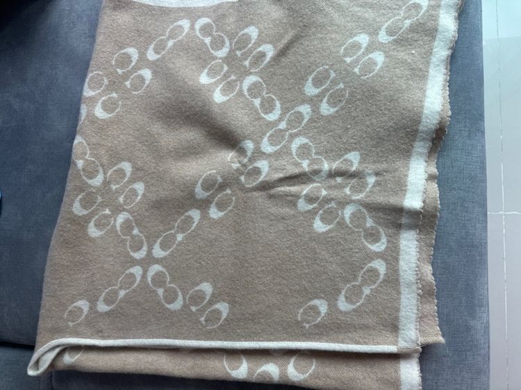 ผ้าคลุมไหล่ ผ้าพันคอ Signature Oversized Square Scarf COACH  รูปที่ 2