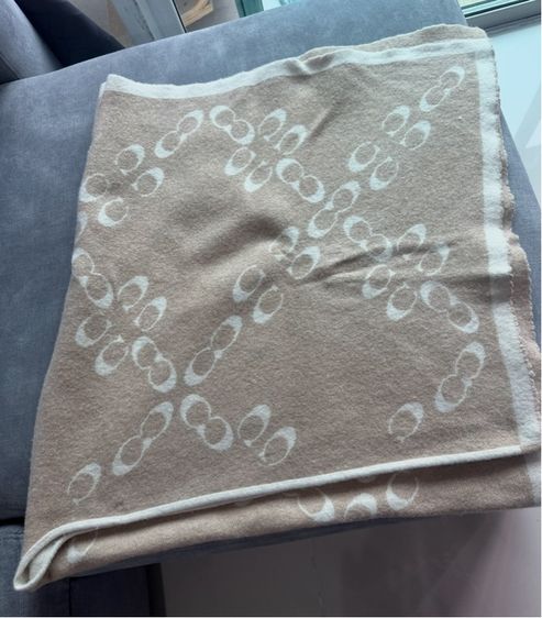 ผ้าคลุมไหล่ ผ้าพันคอ Signature Oversized Square Scarf COACH 