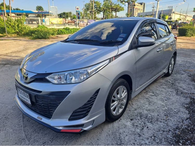 รถ Toyota Yaris 1.2 E สี ขาว