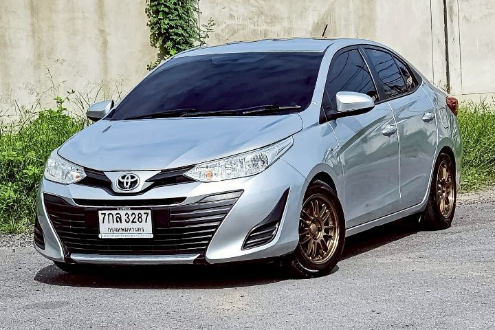 รถ Toyota Yaris ATIV 1.2 J สี บรอนซ์เงิน