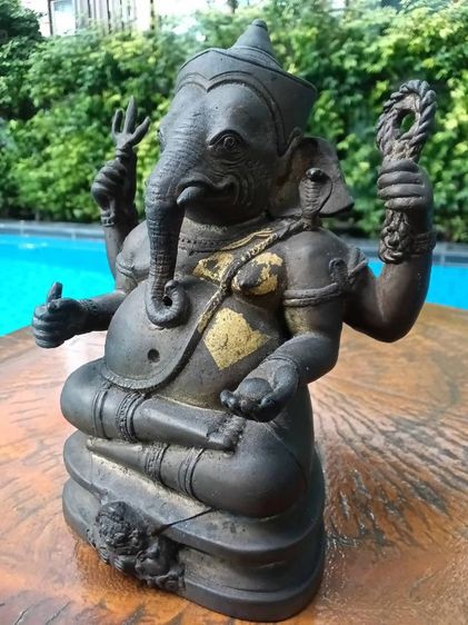 พระพิฆเนศรุ่น มั่งมีศรีสุข 19 กุมภาพันธ์ 2547 สูง 6 นิ้ว หน้าตัก 3.5 นิ้ว ทองเหลืองรมดำ เข้าพิธีวัดมหาธาตุวรมหาวิหาร และที่ศาลหลักเมืองนครศรีธรรมราช  รูปที่ 7