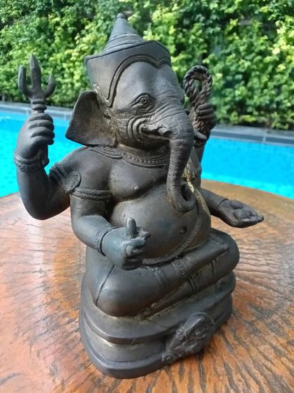 พระพิฆเนศรุ่น มั่งมีศรีสุข 19 กุมภาพันธ์ 2547 สูง 6 นิ้ว หน้าตัก 3.5 นิ้ว ทองเหลืองรมดำ เข้าพิธีวัดมหาธาตุวรมหาวิหาร และที่ศาลหลักเมืองนครศรีธรรมราช  รูปที่ 11