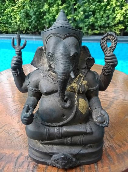 พระพิฆเนศรุ่น มั่งมีศรีสุข 19 กุมภาพันธ์ 2547 สูง 6 นิ้ว หน้าตัก 3.5 นิ้ว ทองเหลืองรมดำ เข้าพิธีวัดมหาธาตุวรมหาวิหาร และที่ศาลหลักเมืองนครศรีธรรมราช  รูปที่ 6