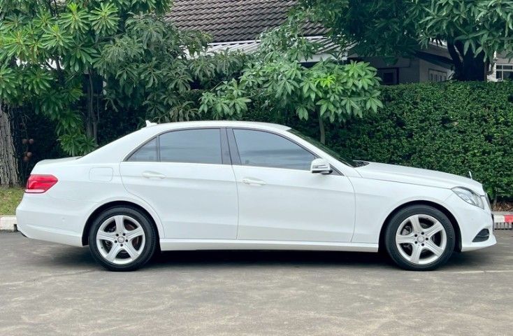 Mercedes-Benz E-Class 2014 E200 CGI Sedan เบนซิน ไม่ติดแก๊ส เกียร์อัตโนมัติ ขาว รูปที่ 4