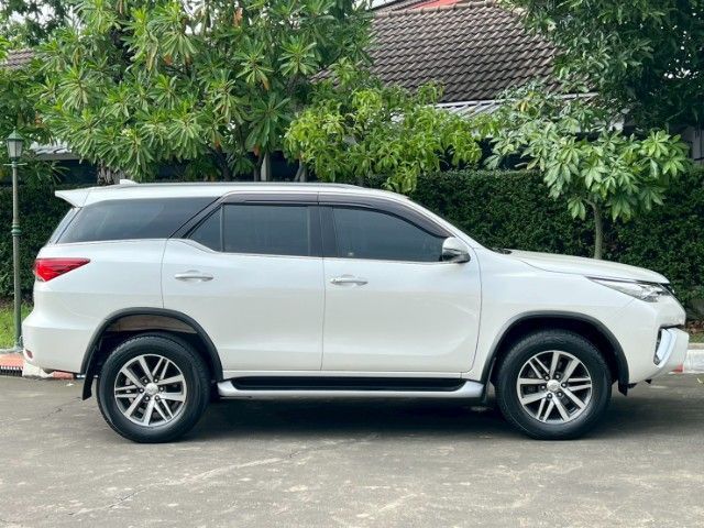 Toyota Fortuner 2018 2.4 V 4WD Utility-car ดีเซล ไม่ติดแก๊ส เกียร์อัตโนมัติ ขาว รูปที่ 4