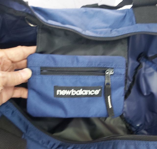 💢New Balance กระเป๋าเดินทางมือสอง กระเป๋ากีฬา ขนาดใหญ่ สภาพสวย รูปที่ 5