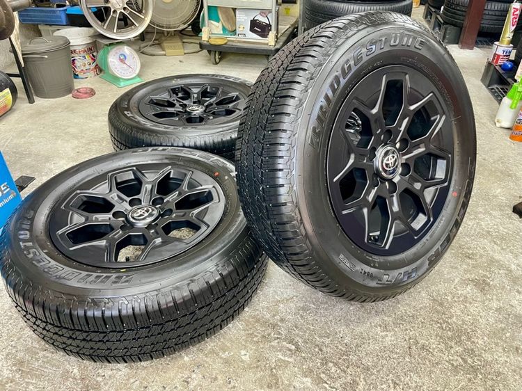 ล้อแม็ก TOYOTA TRAVO ขอบ 18” ถอดป้ายแดงใหม่ล่าสุด ยาง BRIDGESTONE 265-60R18 ปี 25 ตุ่มหน้ายางยังอยู่ครบ รูปที่ 2