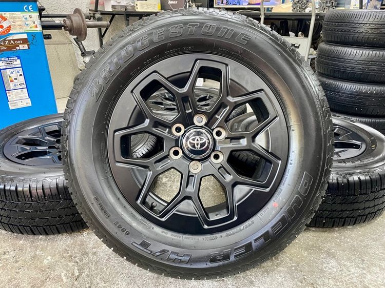 ล้อแม็ก TOYOTA TRAVO ขอบ 18” ถอดป้ายแดงใหม่ล่าสุด ยาง BRIDGESTONE 265-60R18 ปี 25 ตุ่มหน้ายางยังอยู่ครบ