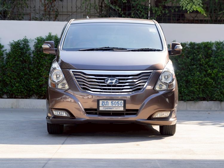 Hyundai H-1  2016 2.5 Deluxe Utility-car ดีเซล ไม่ติดแก๊ส เกียร์อัตโนมัติ น้ำตาล รูปที่ 2