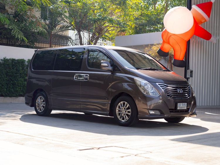 รถ Hyundai H-1  2.5 Deluxe สี น้ำตาล