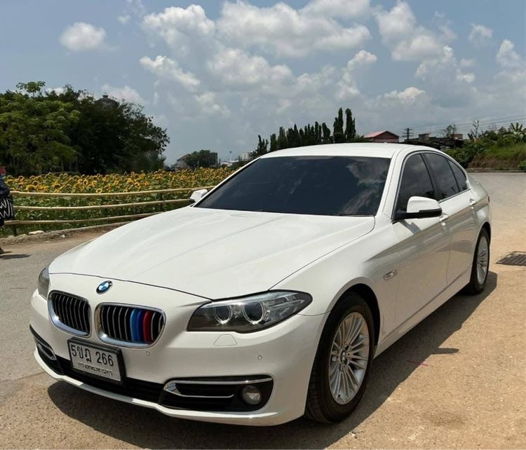 BMW Series 5 2015 520i Sedan เบนซิน เกียร์อัตโนมัติ ขาว รูปที่ 2