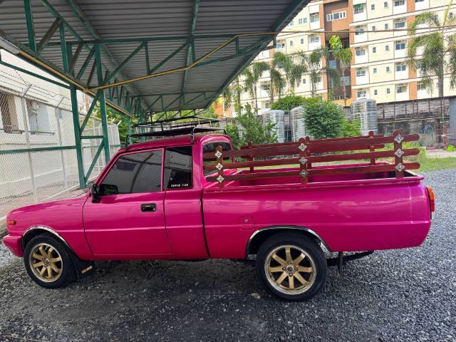 รถ Mazda Familia 1.4 STD สี ชมพู