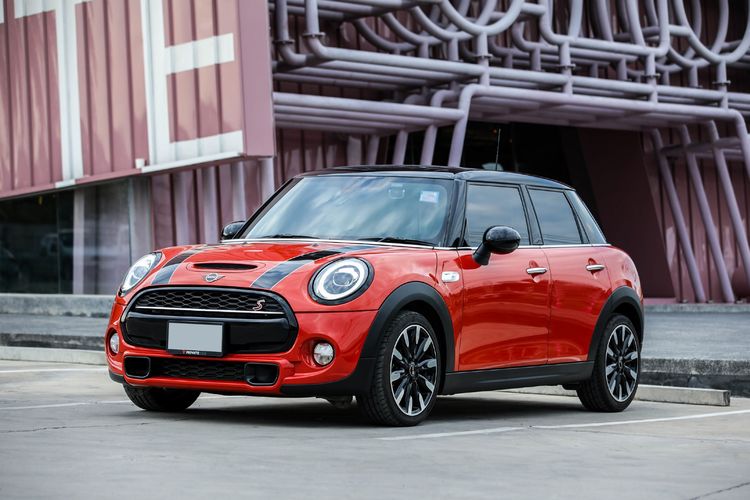 Mini COOPER 5 DOOR HATCH 2020 2.0 S Sedan เบนซิน ไม่ติดแก๊ส เกียร์อัตโนมัติ ส้ม รูปที่ 4