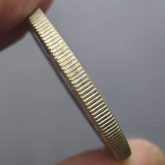 เหรียญเงิน 150 บาท ที่ระลึกครบ 75 พรรษา สมเด็จย่า ปี2518 รูปที่ 3