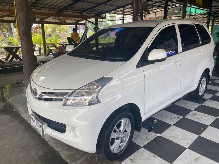 รถ Toyota Avanza 1.5 E สี ขาว