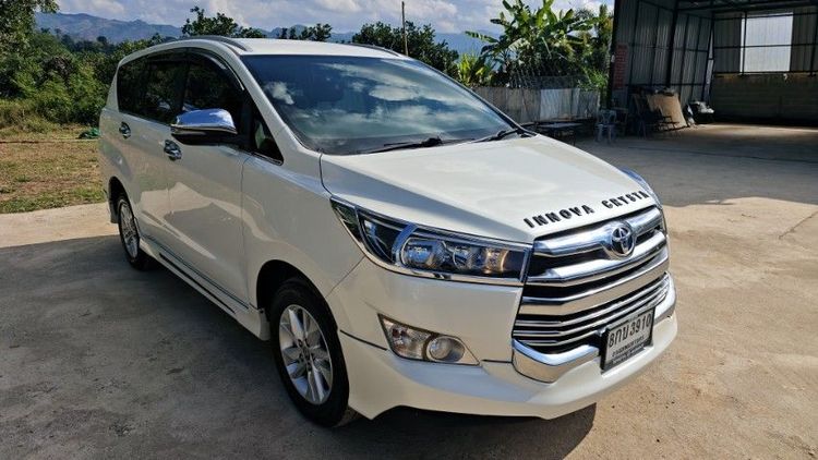 รถ Toyota Innova 2.8 Crysta G สี ขาว