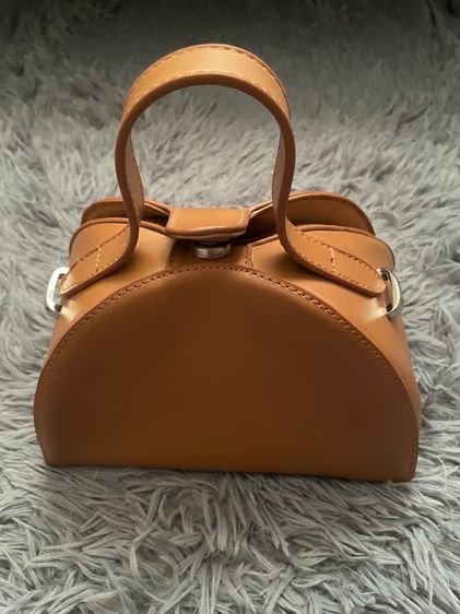 กระเป๋าหนังสีน้ำตาล