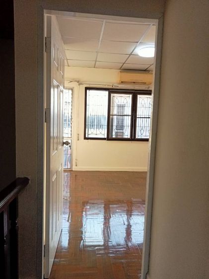 ใช่ ทาวน์เฮ้าส์18 ตารางวา ต่อเติมเต็มพื้นที่ รีโนเวทใหม่สภาพบ้านใหม่ ทาสีข้างบนข้างล่างใหม่เอี่ยม เข้าอยู่ได้เลย การคมนาคมสะดวกสบาย ใกล้เซเว่น รูปที่ 3