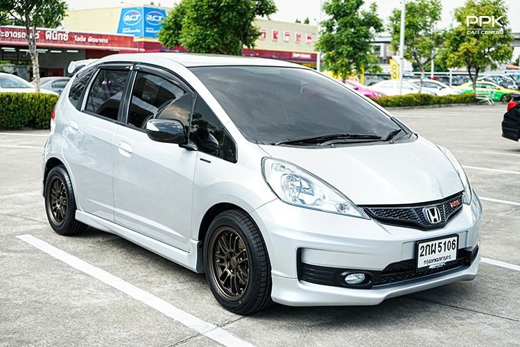 Honda Jazz 2013 1.5 JP Sedan เบนซิน ไม่ติดแก๊ส เกียร์อัตโนมัติ ขาว รูปที่ 3