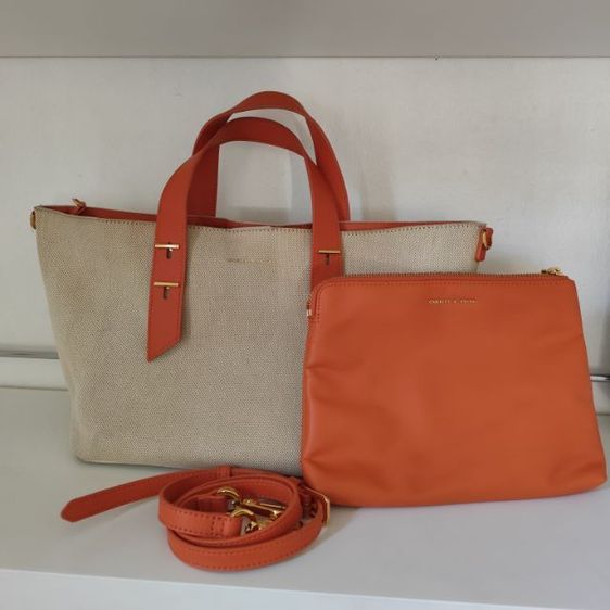 ไม่ระบุ อื่นๆ ผ้า อื่นๆ กระเป๋า CHARLES KEITH มือสองขายตามสภาพกรุณาอ่านรายระเอียดของคนรับได้กับของมือสอง