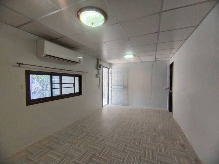 อื่นๆ มีบางส่วน 2029 ขายถูก ทาวน์เฮาส์ชั้นเดียวรีโนเวทแล้ว ชุมชนบ้านพูน คู้บอน 30 พร้อมอยู้ฟรีแอร์ 2 เครื่อง รูปที่ 4