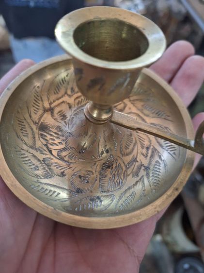 เชิงเทียนทองเหลืองแบบถือ มีด้ามจับ ตกแต่งลวดลายใบไม้และลายเส้นด้วยการตอกลายอย่างละเอียด เหมาะสำหรับแ รูปที่ 2