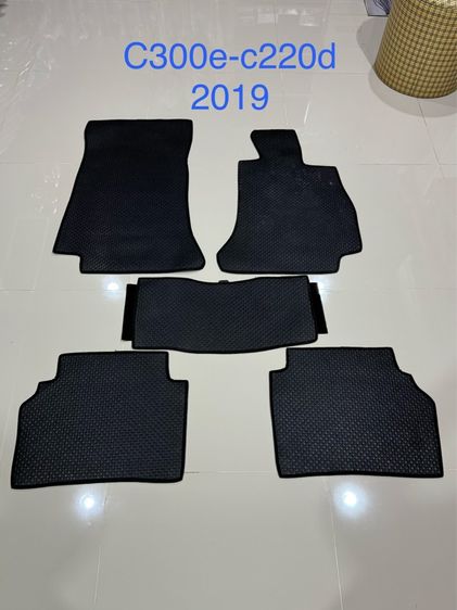 พรมกระดุม มือสอง  เก็บดีอย่างหนา ใส่ Benz c300e-c220d-c350e พรม มาพร้อมกับรถตอนที่ซื้อ ใส่ได้ไม่นานแล้วถอดออก  สภาพสวยงาม