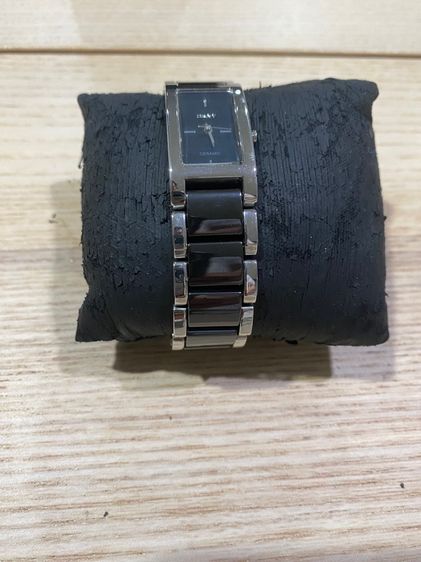นาฬิกาข้อมือสุภาพสตรี DKNY รุ่น NY-8032  รุ่นนี้เป็นนาฬิกาดีไซน์ Ceramic Bangle สแตนเลสสตีลผสมเซรามิกสีดำ