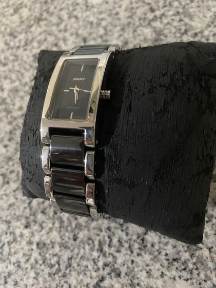 นาฬิกาข้อมือสุภาพสตรี DKNY รุ่น NY-8032  รุ่นนี้เป็นนาฬิกาดีไซน์ Ceramic Bangle สแตนเลสสตีลผสมเซรามิกสีดำ รูปที่ 3