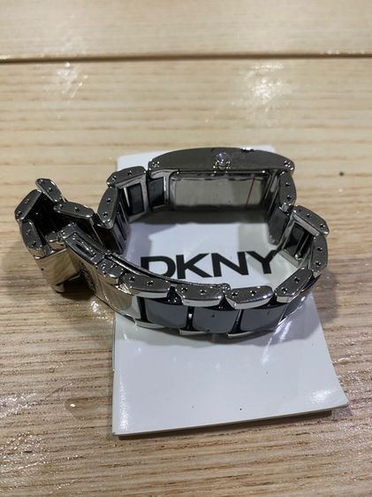 นาฬิกาข้อมือสุภาพสตรี DKNY รุ่น NY-8032  รุ่นนี้เป็นนาฬิกาดีไซน์ Ceramic Bangle สแตนเลสสตีลผสมเซรามิกสีดำ รูปที่ 9