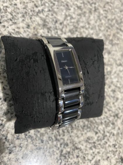 นาฬิกาข้อมือสุภาพสตรี DKNY รุ่น NY-8032  รุ่นนี้เป็นนาฬิกาดีไซน์ Ceramic Bangle สแตนเลสสตีลผสมเซรามิกสีดำ รูปที่ 4