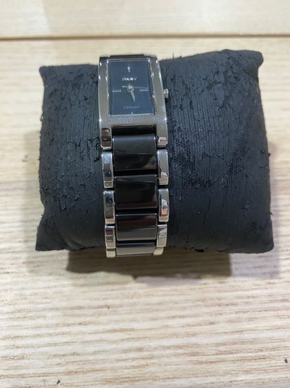 นาฬิกาข้อมือสุภาพสตรี DKNY รุ่น NY-8032  รุ่นนี้เป็นนาฬิกาดีไซน์ Ceramic Bangle สแตนเลสสตีลผสมเซรามิกสีดำ รูปที่ 2