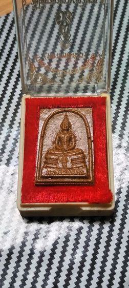 พระผงกระเบื้องหลังคาโบสถ์ (หลวงพ่อโสธร) วัดโสธรวรารามวรวิหาร แปดริ้ว