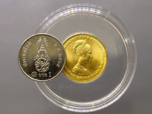 เหรียญทองคำ 300 บาท ที่ระลึกเฉลิมพระชนมายุครบสามรอบ สมเด็จพระนางเจ้าสิริกิติ์ พระบรมราชินีนารถ พ.ศ.2511 (หนัก 2 สลึง) รูปที่ 3