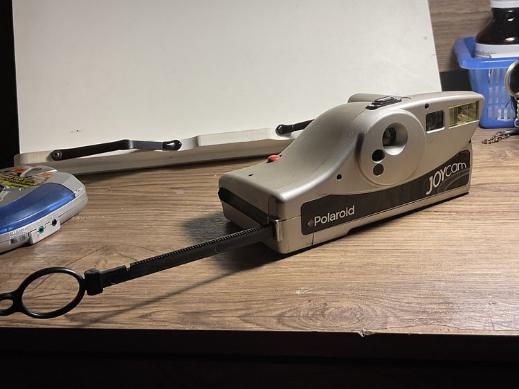 Polaroid joycamไม่มีฟิล์มแล้ว เหลือใช้งานตัวกล้องเท่านั้น  เหมาะสำหรับสะสมตกแต่งถ่ายภาพเชิงทดลอง  มีแฟลชในตัว  รูปที่ 7