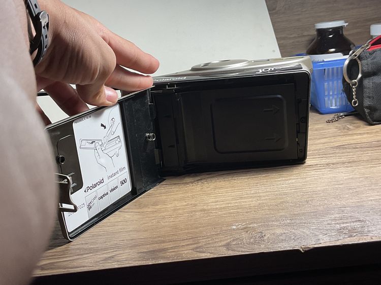 Polaroid joycamไม่มีฟิล์มแล้ว เหลือใช้งานตัวกล้องเท่านั้น  เหมาะสำหรับสะสมตกแต่งถ่ายภาพเชิงทดลอง  มีแฟลชในตัว  รูปที่ 9