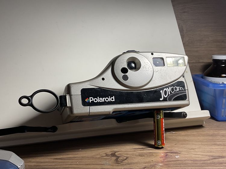 Polaroid joycamไม่มีฟิล์มแล้ว เหลือใช้งานตัวกล้องเท่านั้น  เหมาะสำหรับสะสมตกแต่งถ่ายภาพเชิงทดลอง  มีแฟลชในตัว  รูปที่ 2