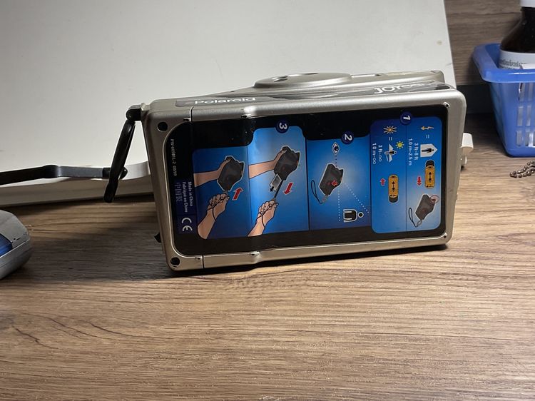 Polaroid joycamไม่มีฟิล์มแล้ว เหลือใช้งานตัวกล้องเท่านั้น  เหมาะสำหรับสะสมตกแต่งถ่ายภาพเชิงทดลอง  มีแฟลชในตัว  รูปที่ 4