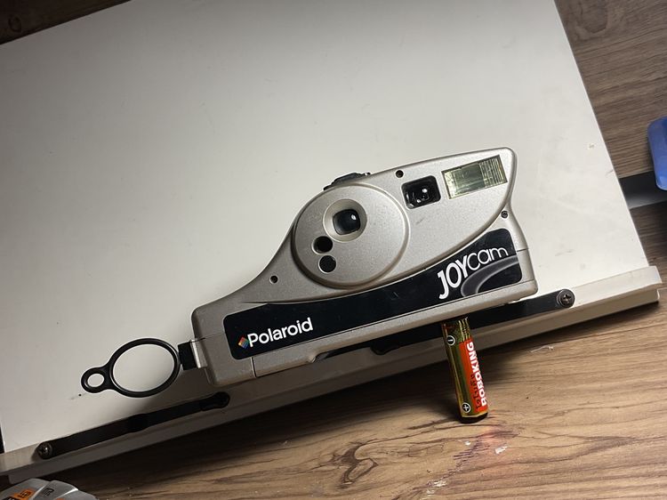 Polaroid joycamไม่มีฟิล์มแล้ว เหลือใช้งานตัวกล้องเท่านั้น  เหมาะสำหรับสะสมตกแต่งถ่ายภาพเชิงทดลอง  มีแฟลชในตัว  รูปที่ 3