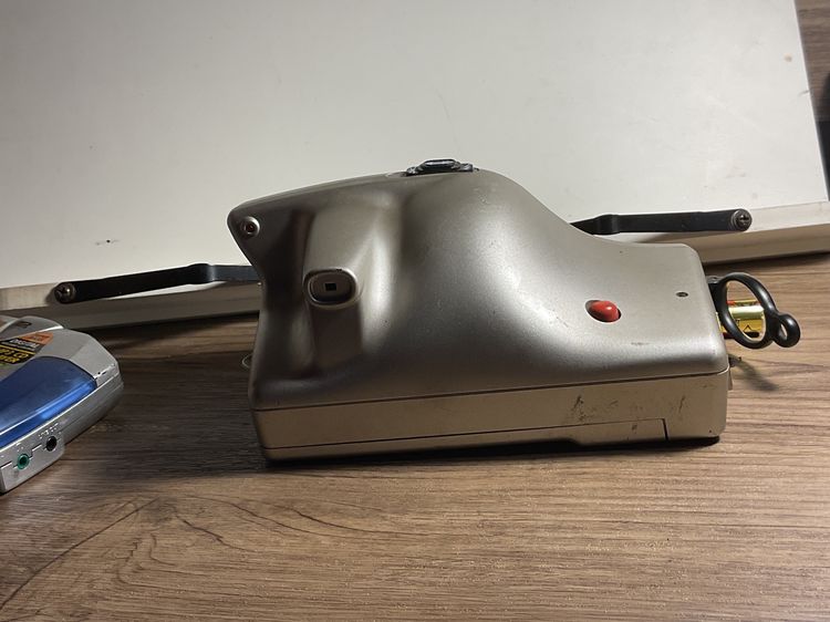 Polaroid joycamไม่มีฟิล์มแล้ว เหลือใช้งานตัวกล้องเท่านั้น  เหมาะสำหรับสะสมตกแต่งถ่ายภาพเชิงทดลอง  มีแฟลชในตัว  รูปที่ 5