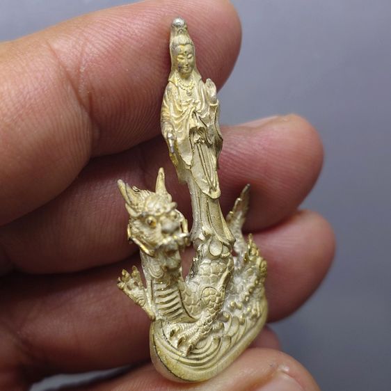 รูปหล่อลอยองค์ พระโพธิสัตว์กวนอิม ทรงประทับมังกร เนื้อเงิน พิมพ์ใหญ่ จ.ระนอง ปี2539 พร้อมกล่องเดิม นิยม หายาก รูปที่ 5